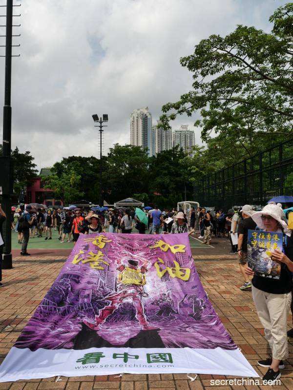 ​​​​​​​今天香港新界地区也首次举行了反送中游行；主办方表示，港人五大诉求一日未能达成，就会坚守下去。