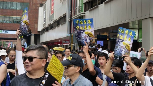 今天香港新界地区也首次举行了反送中游行；主办方表示，港人五大诉求一日未能达成，就会坚守下去。