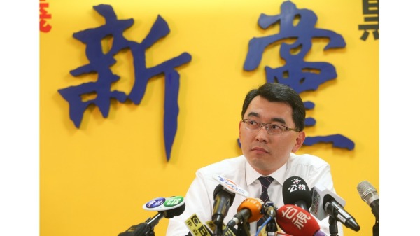 新党总统参选人杨世光（图）14日在新党党部举行记者会，针对上海仟和亿公司旗下12名台籍分析师传出遭逮捕一事进行说明，他并强调自己没有不敢去上海。