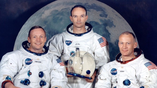 阿波罗11号成员合影。左起：尼尔・阿姆斯特朗、迈克尔・科林斯、巴兹・奥德林。