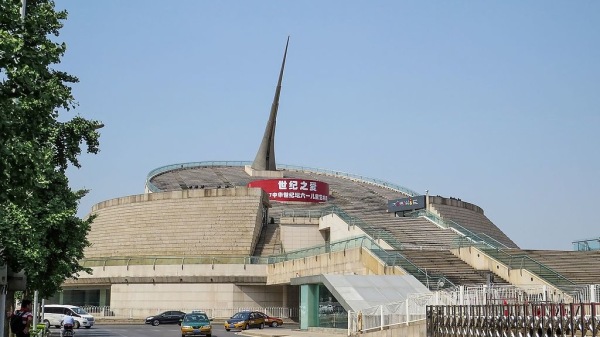 中华世纪坛不论从远看从近看，都像一只趴着的蛤蟆。