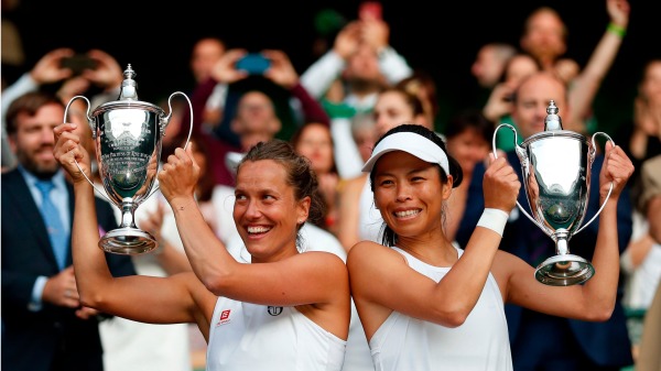 台湾网球一姊谢淑薇和捷克搭档史翠可娃15日在温网女双决赛获得温网女双金杯。