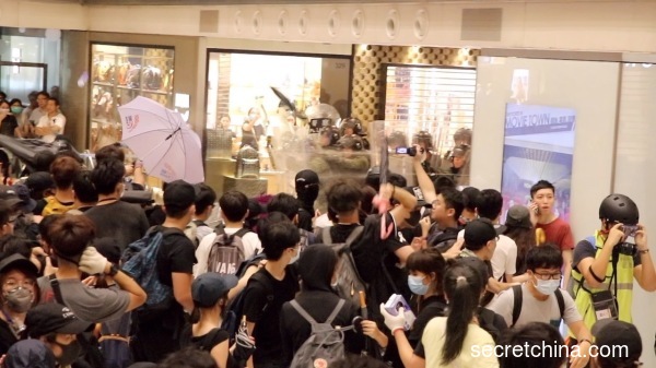 香港週日晚上沙田新城市廣場發生前所未有的警民衝突，造成至少28人受傷送院。（圖片來源：周秀文／看中國攝影）