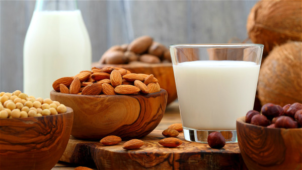 生活中可以多吃一些富含鈣質的食物，比如牛奶、芝麻、燕麥等。