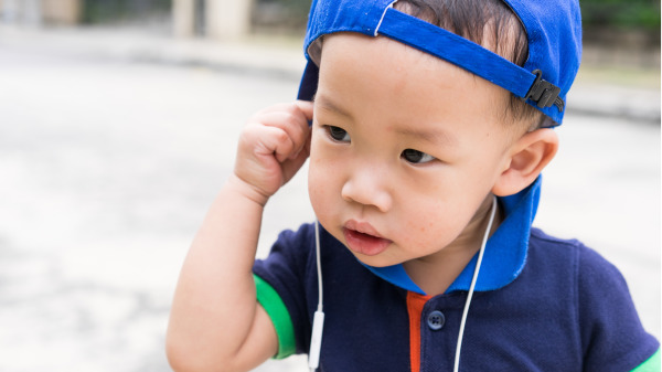 有些小孩可用耳朵識字。