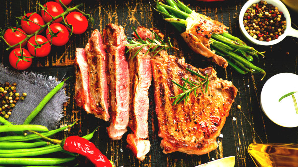中年人每天應按照體重補充蛋白質，不要進食過多肉類。