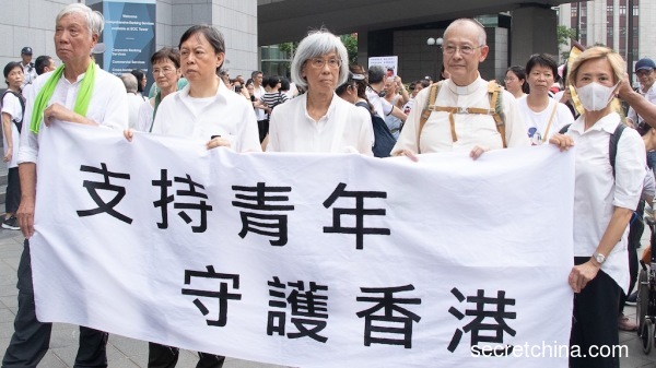 香港著名影后葉德嫻（右一）再次上街撐年輕人抗爭。（圖片來源：周秀文／看中國攝影）