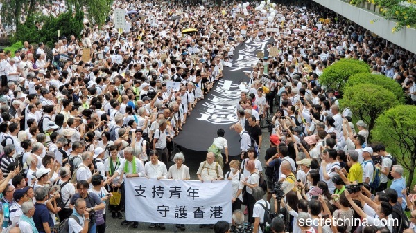 逾九千港人出席銀髮族遊行，支持年輕人，守護香港，提出撤回惡法等五大訴求。（圖片來源：周秀文／看中國攝影）