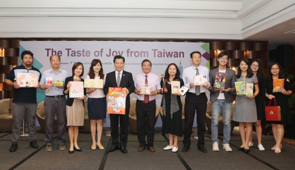 新加坡台贸中心举办“台湾食品推介会”，图为驻星代表梁国新（左5）和参与推介会的农会代表及业者合影。