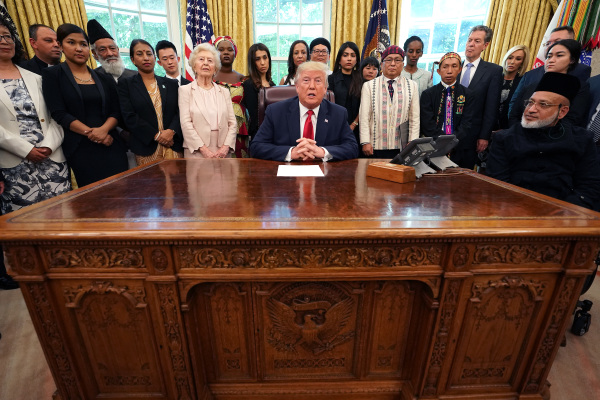 2019年7月17日，川普總統在白宮橢圓形辦公室接見來自17個國家的宗教迫害倖存者。