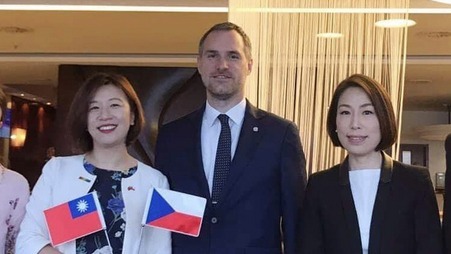 布拉格市长贺瑞普（中）为首的布拉格市政府不接受备受争议的“一个中国”政策条款，最后与台北结为姐妹市。