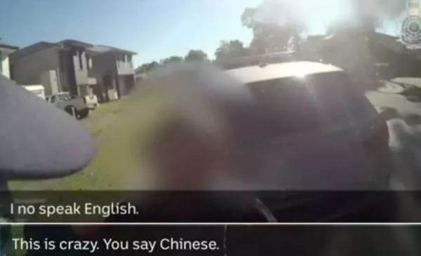 华人开宝马被拦下白人警察一开口司机就笑了