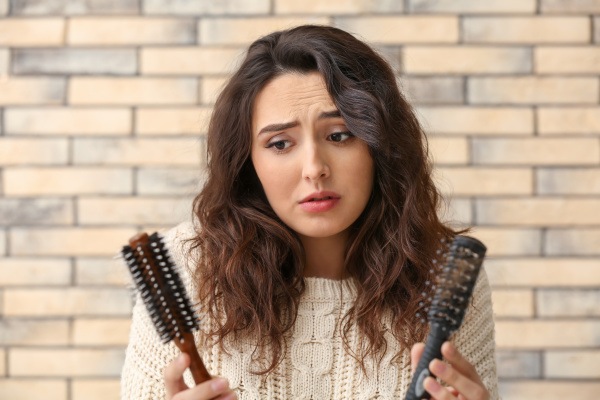 英國一名身體健康的女子突然開始大量脫髮，檢查後發現感染武漢肺炎（COVID-19）。