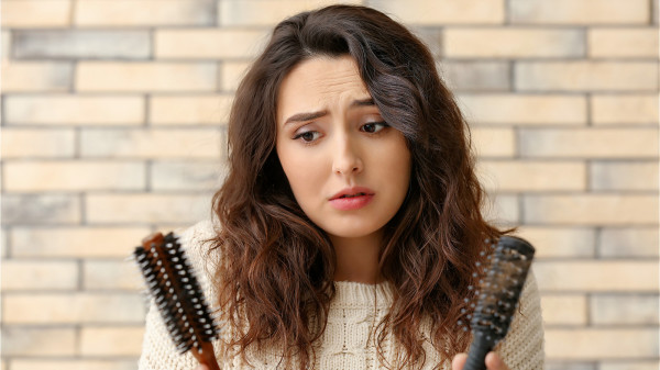 引起脱发的原因有很多，也可能是缺了这4种营养素。