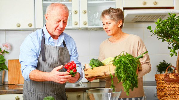 老年人攝取的食物應該多樣化、以穀類為主，多吃蔬果。