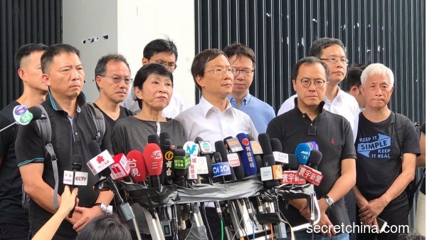 香港民主派批评特首逆民意，即使年轻以死相谏也不愿听。