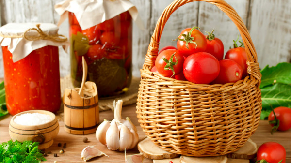 女性不妨多吃西红柿，有着很好的排毒、减肥、改善贫血的作用。