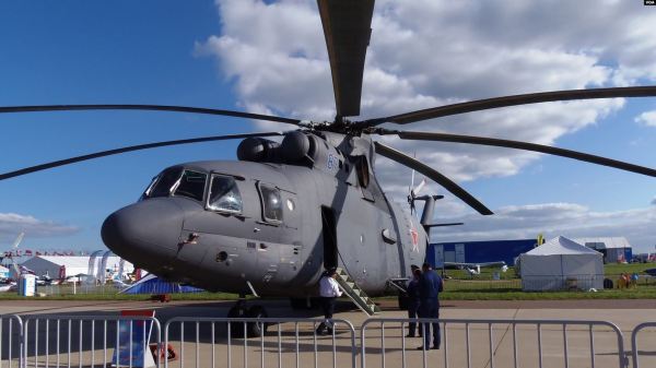 俄羅斯空軍的米-26直升機在2013年的莫斯科航展上。隨著北極競爭加劇，俄羅斯將把這款世界上最大的直升機用在北極。(美國之音白樺拍攝)(