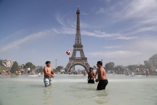 2019年6月28日，有人在巴黎埃菲爾鐵塔前的Trocadero噴泉中洗澡消暑。
