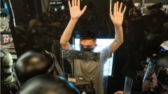 青年抗议者一线警员你们要好自珍重(图)