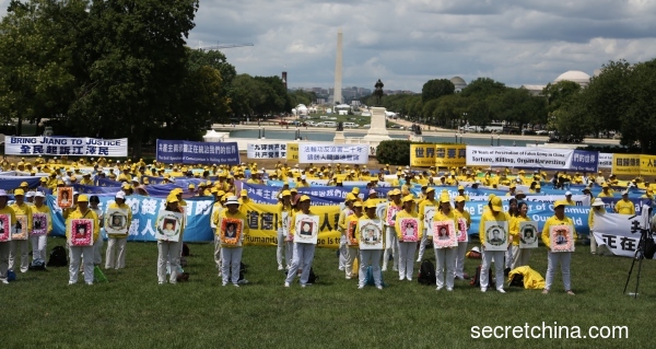 7月18日，來自美東、美中地區的近2000名法輪功學員在美國首都華盛頓DC的國會前舉行「7．20」反迫害大型集會活動。