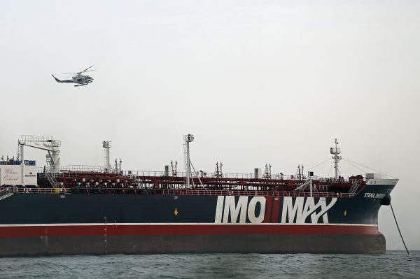 2019年7月21日，伊朗革命卫队直升机在悬挂英国国旗的油轮Stena Impero周围巡逻。