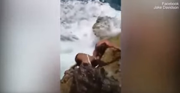 中国男子为自拍不慎坠崖 澳洲小哥拼死相救