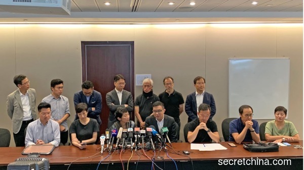 香港民主派议员强烈谴责警方纵容，执法不力，要求警务处处长卢伟聪立即下台。（图片来源：周秀文／看中国摄影）