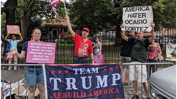 川普支持者、皇后村共和黨俱樂部主席Phil Orenstein（紅衣者）在場外抗議聯邦議員歐凱秀-柯提兹的社會主義言論。