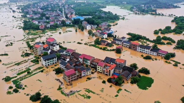 中国洪灾严重，仅湖南省就有数百万人受灾，但政府为受灾者下拨的救灾款人均仅3毛钱。