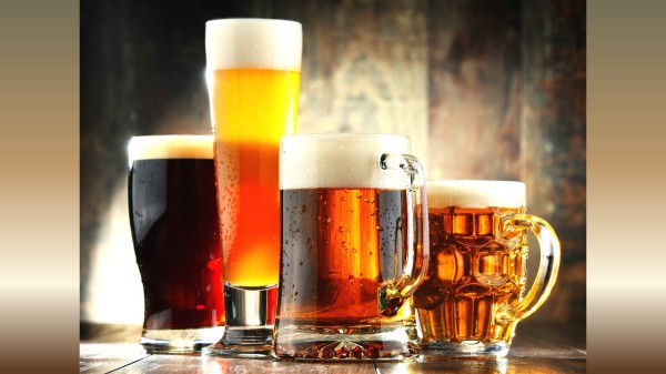 酒精攝入人體太多會導致打鼾的情況愈發嚴重，戒酒為宜。