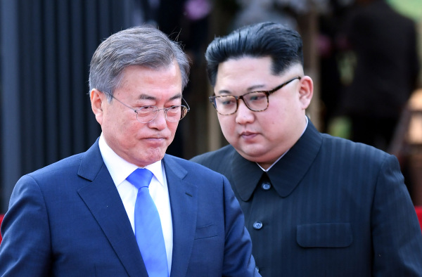 2018年4月27日，朝鮮領導人金正恩和韓國總統文在寅在板門店舉行會面。