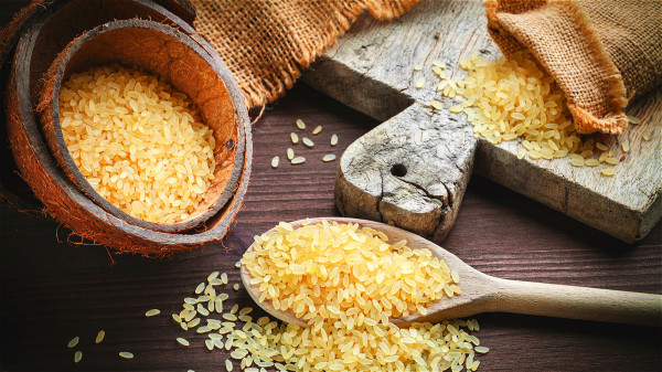 糙米有比白米高出6倍的食物纤维，能预防、减缓便秘。
