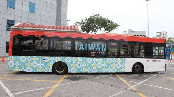 台灣觀光局新加坡辦事處為推廣台灣小鎮漫遊年主題，透過新加坡便捷交通系統，讓全島走透透的公車車身融入3D立體的傳統閩南式建築風格。
