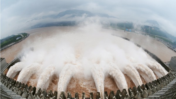 台湾中央大学日前通过卫星遥测发现，三峡大坝的一个防护土石坝正在下陷。