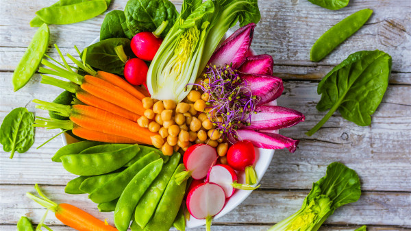 選擇多色多種類的蔬果，並攝取足夠的分量，能降低罹患大腸癌的發生率。