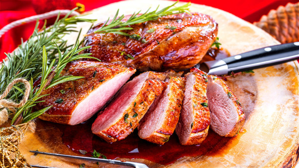 鸭肉性昧甘、寒，营养价值很高，是夏季进补的优良肉品。