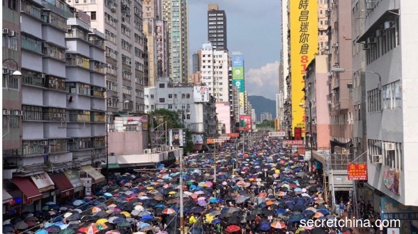 來元朗「逛街」的港人，擠滿元朗大馬路，一片傘海場面壯觀。（圖片來源：周秀文／看中國攝影）