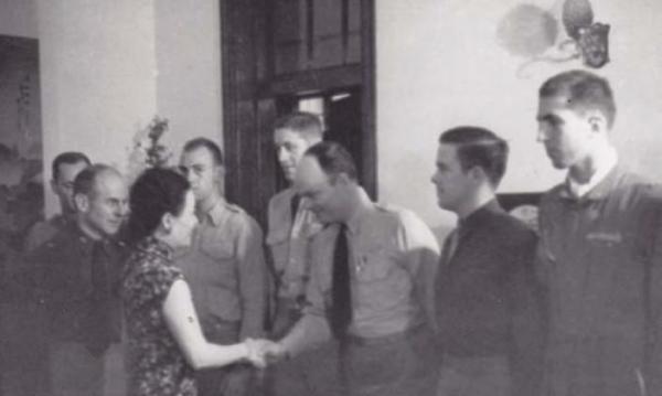 杜立特等美军在重庆接受蒋介石夫人宋美龄授勋，表彰他们在空袭东京中的出色表现。