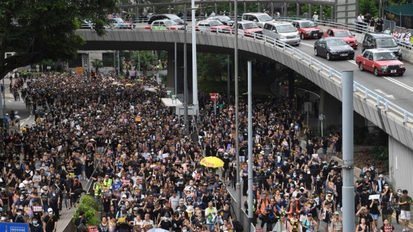 香港反送中示威者28日下午集結在遮打花園，展開「自主」遊行，以行動力挺反送中。