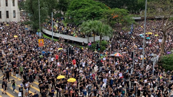 反送中支持者集結遮打花園，人潮在下午3時半後展開「自主」遊行示威。