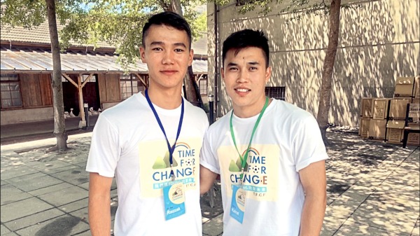 吉爾吉斯十八歲Razzak江昊宇（左），九月將就讀東海大學社工系，立志要成為一名助人者；右為吉國在台生Kairat馬愷樂。