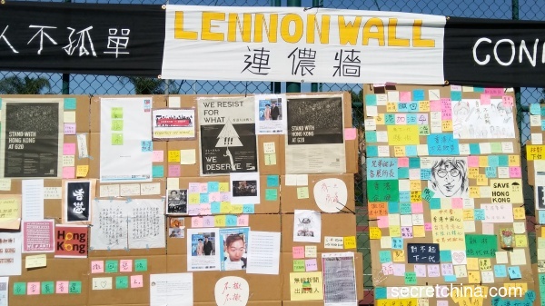 三十多名操乡音的蓝丝大妈晚上闯入了香港大学校园，并撕毁4幅连侬墙，还推倒学生会旗帜，声称“唔干净嘅大学”而出手，惨遭网友谴责！图文无关。