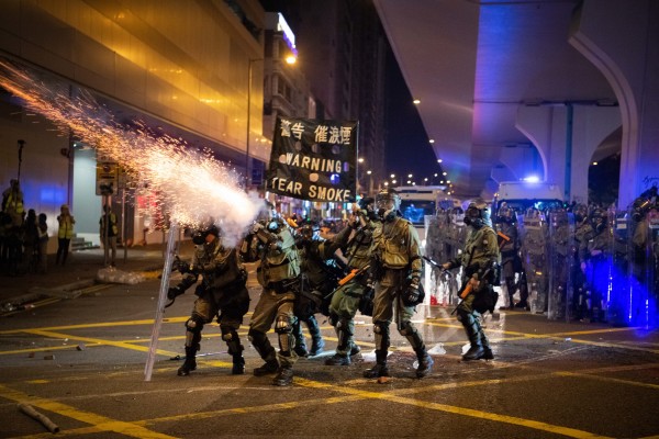 香港警察猛烈發射催淚彈和橡膠彈驅散示威者