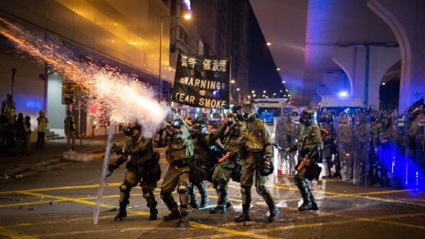 香港警察向示威者猛烈發射催淚彈和橡膠子彈。