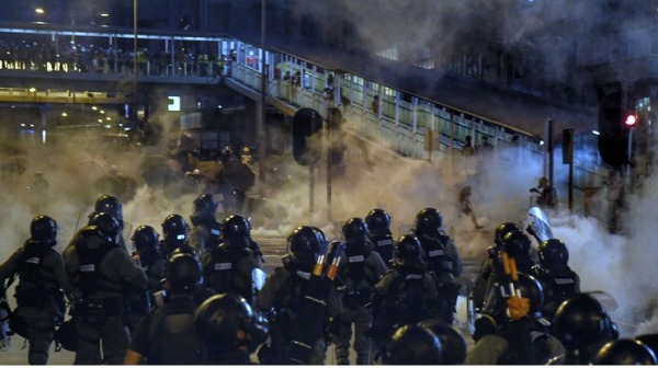 香港中环遮打花园28日举行的追究警方滥权集会，演变为大规模“自主”游行，香港警方晚间开始大规模使用催泪弹驱离示威者。