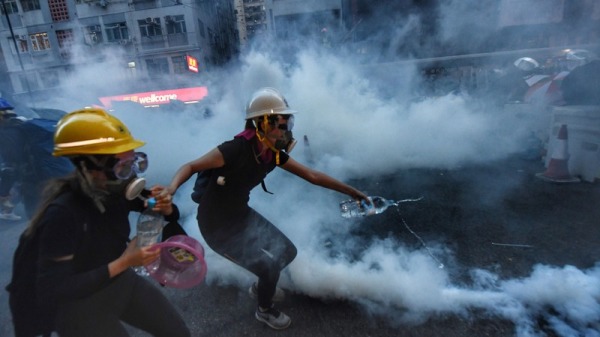 香港反送中，港警发射催泪弹攻击民众。