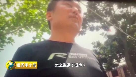 河南建校舍遇假水泥官员面对媒体打“哑语”被停职