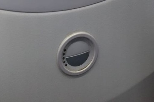 飛機窗下的「神秘黑白鈕」是啥？網曝超先進用途