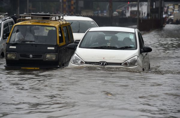 2019年7月1日，孟买暴雨过后，车辆沿着被洪水淹没的街道行驶。